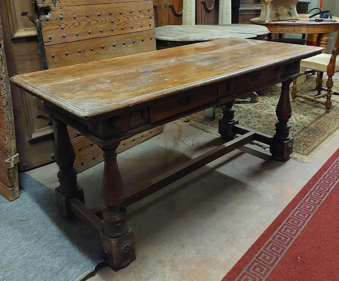 tav212 - Nussholztisch, erstes Viertel des 20. Jahrhunderts, Maße cm L 180 x H 82 x T 79